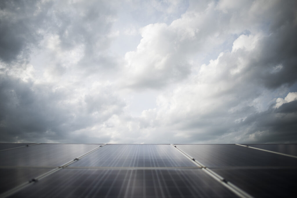 Fazenda de células solares na usina de energia alternativa do sol