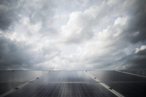Fazenda de células solares na usina de energia alternativa do sol